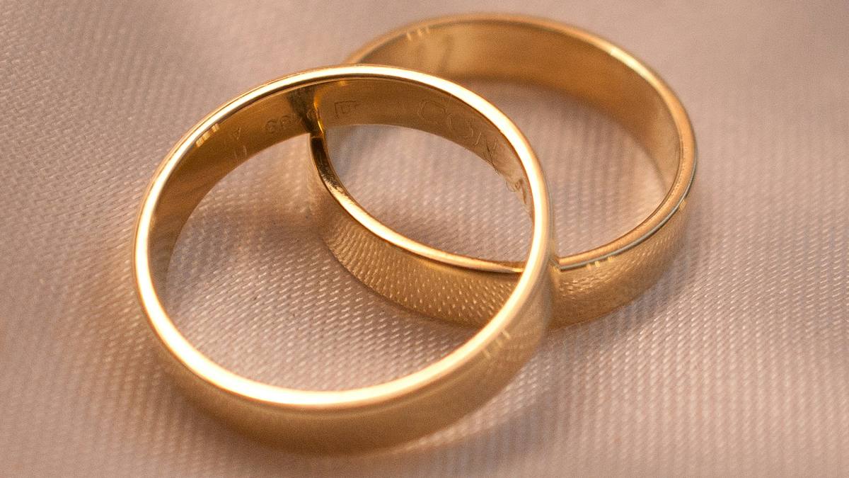 Two plain gold rings